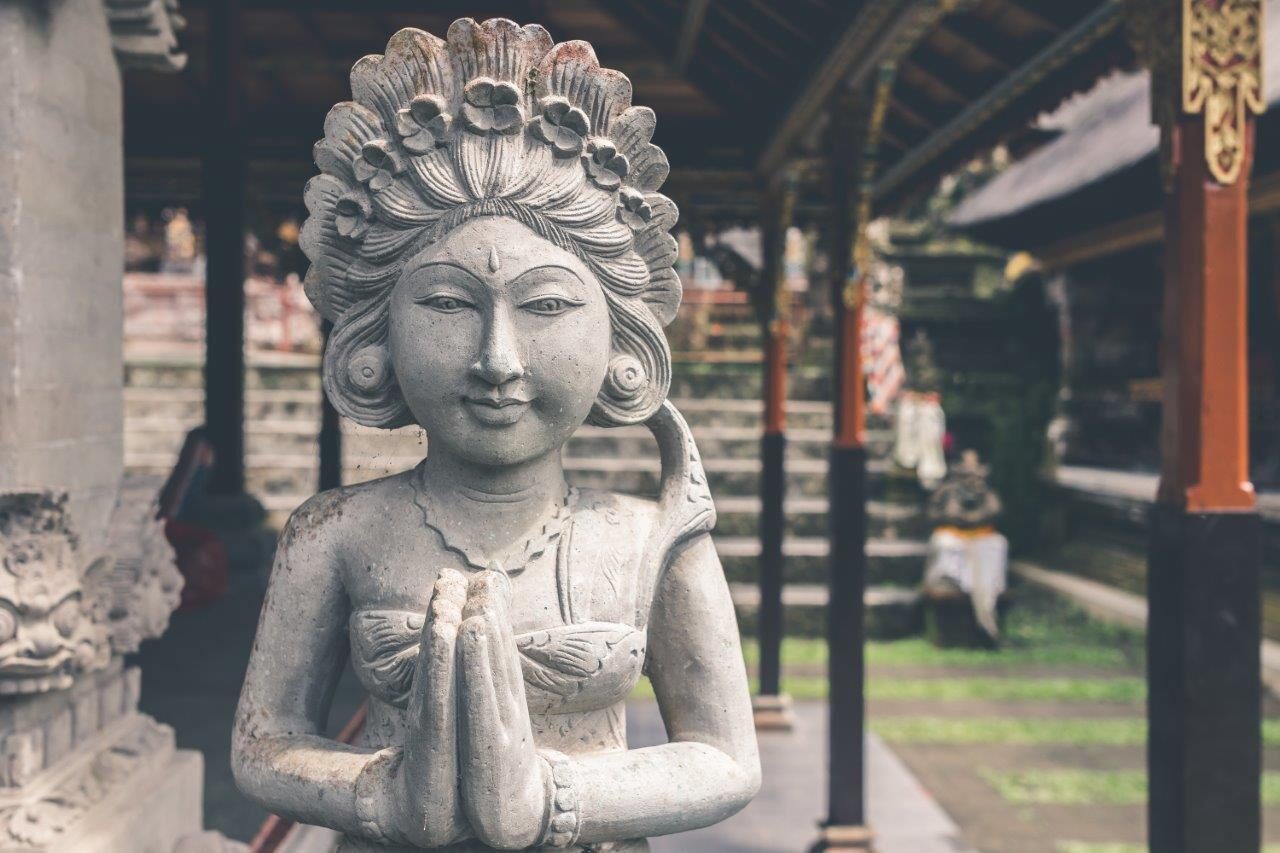 Bali_PrayingWoman_